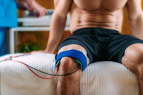 Sécurité et TENS : Conseils pour traiter la douleur au genou sans risques